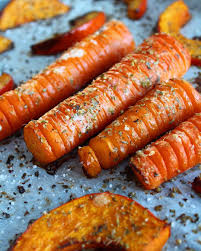 Tilbehor Til Aftensmaden Hasselback Gulerodder Og Hokkaido Graeskar Jeg Tilfojer Olivenolie Salt Flydende Urter Hvidlog Fr Food Vegetables Carrots