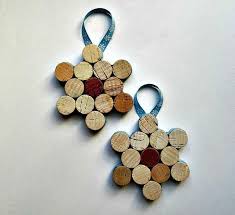 C'est aussi une occasion de partager un moment convivial entre parents et enfants pour confectionner ensemble voici trois idées de bricolage. Bricolage De Noel Facile 13 Idees Avec Bouchon Liege Zapping Web