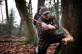 Grundsätzlich sollten gartenfans beim fällen von hohen bäumen schutzkleidung tragen. Selbst Einen Baum Fallen Knivesandtools Erklart Dir Alles