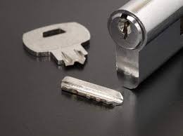 Comment Sortir Une Clef Cassee Dans Une Serrure Cle Cassee Dans Serrure Serrure Trucs Et Astuces Bricolage