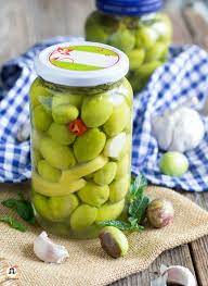 Le olive verdi in salamoia si possono preparare in casa in poco tempo. Olive In Salamoia Alla Siciliana Antipasto O Conserva Della Nonna