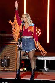 The 5'4 country music artist/songwriter gained fame as a. 9n4tik199okbcm