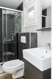 moderne badkamer in grijstinten zowel modellen uit stock als uw droomchalet op maat be home chaletbouw in zeeuws vlaanderen badkamer modern badkamer chalets
