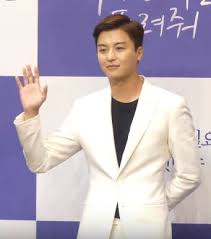 Awal mula cerita menceritakan perjalanan dan perjuangan yang begitu sangat panjang izzy pucelle pada akhirnya bekesempatan bekerja. Yeon Woo Jin Wikipedia