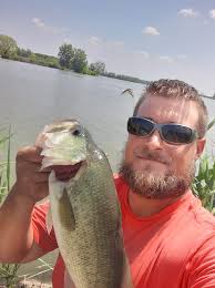 What chatterbait do you like to throw and what color?