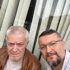 AK PARTİ İLÇE BAŞKANI İSTİFA ETTİ Fethiye Ak Parti İlçe Başkanı Murat  Çağlar Ayıkol görevinden istifa ettiğini duyurdu.Çocukluğundan bu yana  gönül verdiği partisinden bir telefonla istifasının istendiğini belirten  Ayıkol yaptığı açıklamada: "Çocukluğumdan