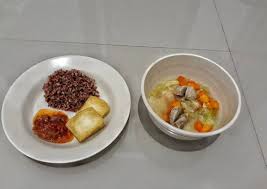 Yuk membuat sayur sop yang enak dan lezat untuk seluruh keluarga tercinta. Bagaimana Cara Persiapan Sempurna Sayur Sop Bakso Tahu Sambal Terasi