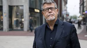 Hij krijgt zijn eerste gitaar op zijn elfde en daarmee is de gitarist in hem geboren. Emile Ratelband Tegen Rechter Ik Lijd Onder Mijn Leeftijd Show Ad Nl