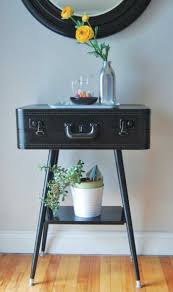 Alte Mobel Aufpeppen Schwarzer Koffer In Tisch Verwandeln Vase Gelbe Blumen Pfl Diy Mobel Diy Furniture Easy Simple Decor Diy Furniture