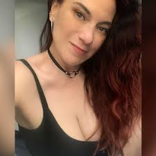 About last night and choker upgrade. Friends, music, drinks, and touching  vaxxed people was 🔝🖤⚡️Quiero más. • • #vida #mexican #redhead #adventures  #music #bar #hugs #beso #mood #losangeles #nightlife #goodvibes #weekend  #fun #