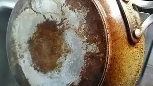 Come pulire una pentola bruciata: Come Pulire Il Fondo Bruciato Delle Padelle Con Un Prodotto Naturale E Potente