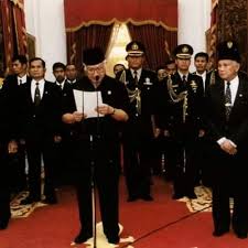 Siapa jago korupsi saat ini? Garis Waktu Kasus Tuduhan Korupsi Soeharto Pinterpandai