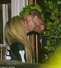 12 911 604 просмотра 12 млн просмотров. Avril Lavigne And Handsome Mod Sun Enjoy Double Date With Megan Fox And Machine Gun Kelly Oltnews
