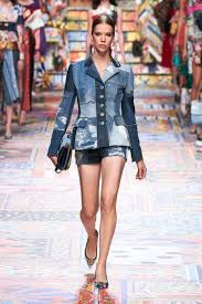 Thus, the little black dress becomes white, the blazer separates from the pantsuit and becomes a very autonomous dress, just like a simple men's clothing. Befreiung Und Wiedergeburt Vier Trends Fur F S 2022