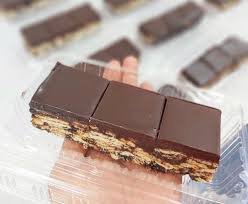 Kek batik legend, dengan topping chocolate ganache yang licin… berkilat permukaannya dan penuh dengan rasa chocolate. Resepi Kek Batik Rangup Dan Sedap