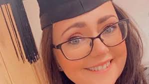 Un agente de policía de camino a un accidente de tráfico descubre que su  mujer es una de las víctimas