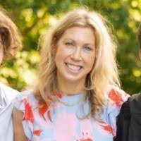 Lisa Raynor's Instagram, Twitter & Facebook