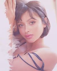 In-demand commercial director Chris Applebaum has helmed mega-hit music  videos for Miley Cyrus, Rihanna and Demi Lovato, helped launch Kate Upton's  career, and elevated thirst traps with artistry. Tap the link in