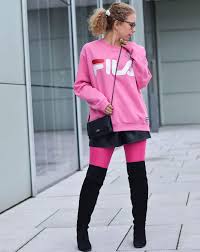 Kationette Fashionblogger Outfit 90s Comeback Mit Fila Logo Sweater In Pink Neon Strumpfhosen Overknees Und Chanel Outfit Modestil Overknees