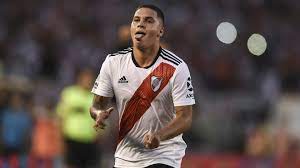 El colombiano juan fernando quintero brilló en river plate y vivió uno de sus mejores momentos con el equipo de la banda cruzada, con el que se coronó campeón de la copa libertadores de américa y se convirtió en ídolo de una afición bastante exigente, demostrando lo mejor de su fútbol y anotando goles que deleitaron a todos los hinchas. Video Juan Quintero Von River Plate Packt Den Zauber Freistoss Aus Goal Com