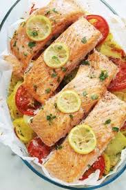 Paves De Saumon Sur Lit De Pommes De Terre Fondantes Au Four Recette Recette Pave De Saumon Recette Et Recettes De Cuisine