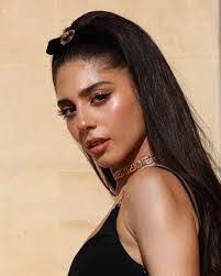 Deilert Lora's Instagram, Twitter & Facebook