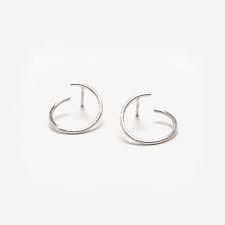 Es ist ein ganz normaler stecker von einem ohrring und vorne ist eine kleine kugel. Rikiki Grafik Produkt Ohrringe Wire Spiral Silber 925