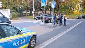 Sicherheit Vor Allem Fur Schulanfanger Kontrolle Auf Dem Schulweg Radfahrer Mussen Uber Den Zebrastreifen Schieben
