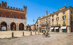 Proseguono gli eventi del cartellone estivo nel cortile monumentale di palazzo farnese, che nella prossima settimana culminerà con gli. Piazza Cavalli E Centro Storico Piacenza