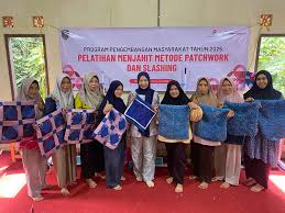 Berdayakan UMKM Desa Masukau, Program CSR PT Pertamina EP Tanjung Field Gelar Pelatihan Menjahit Metode Patchwork dan Slashing - Pertamina Hulu Indonesia