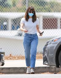 Photogallery of jennifer garner updates weekly. Jennifer Garner Wears The Perfect Simple Jeans And T Shirt Outfit Instyle