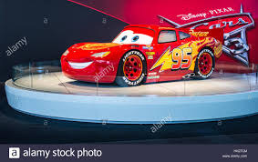 Lightning mcqueen has to work hard and finds friendship and love in the simple locals, changing its in the outracing the night train scene, mcqueen is still hundreds of yards away from the crossing when the locomotive first looks horrified; Detroit Michigan Usa 10 Januar 2017 A Disney Pixar Cars 3 Film Lebensgrosse Lightning Mcqueen Auto Auf Der North American International Auto Show Stockfotografie Alamy