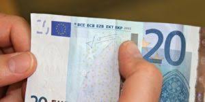 Una banconota rovinata, danneggiata audiofiabe e videofiabe per bambini. Le 6 Truffe Con I Soldi Falsi Piu Clamorose Del 2019 Conta Monete Conta Banconote Verificatori Banconote Sdsp