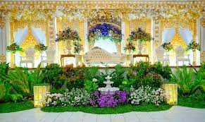 Saya dan suami sangat cantik dan ganteng hari itu (menurut saya yah haha), keluarga dan bridesmaid sy berpakaian bagus, semua prosesi pernikahan dari segala biaya pernikahan, yang paling mahal dan harganya susah ditebak itu adalah vendor dekorasi. Dekorasi Pernikahan Harga Dekorasi Pernikahan
