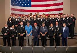 Фильм повествует о трагедии, случившейся в 1945 году с крейсером вмф сша «индианаполис». New Uss Indianapolis Crewmembers Meet With Survivors Of 1945 Sinking Fox 59