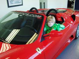 niño conduciendo ferrari bilaketarekin bat datozen irudiak