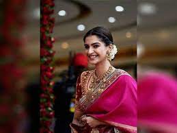 Sonam Kapoor Bollywood Fashionista In South Indian Sari Indian Hairstyles Saree Hairstyles South Indian Wedding Hairstyles