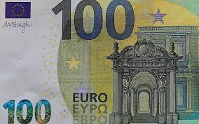 Le nouveau billet, tiré à 5,4 milliards d'exemplaires, et l'ancien billet représentant 8 milliards de coupures en circulation, fonctionnent en parallèle, le temps que ce dernier soit progressivement retiré du circuit. Voici Les Nouveaux Billets De 100 Et 200 Euros Le Parisien