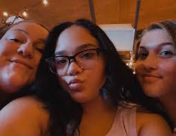 Samantha Coe's Instagram, Twitter & Facebook