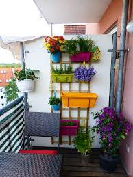 Vertikales Beet Mit Krautern Rucola Mohern Blumen Foto Katharina Kessler Wohnung Terrasse Dekoration Terrasse Dekor Balkonentwurf