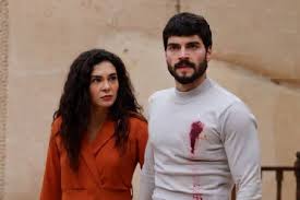 Hercai (inconstant love) is a turkish romantic drama television series starring akın akınözü, ebru şahin, gülçin santırcıoğlu, serhat tutumluer, oya unustası and ahmet tansu taşanlar. Hercai Photos Hercai Picture Gallery Famousfix