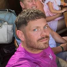 Can anyone recommend a good reasonably priced plasterer? I took wallpaper  off my hallway wall and the plaster fell off after. I've tried filling  myself but it's not my expertise 😅