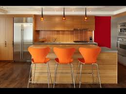 Taburete alto con asiento y respaldo ligeramente inclinados para facilitar el movimiento. Taburetes De Cocina O Sillas De Cocina Decoracion De Interiores Bar Hogar Cocina Youtube