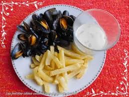 A La Maison On Aime Bien Le Fromage Sous Toutes Ses Formes J Ai Donc Realise Des Moules De Bo Moules Sauce Roquefort Recettes De Boissons Cuisine Et Boissons