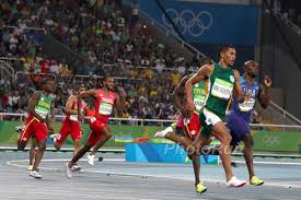 Verdensrekorden på 400 meter hekk er på 46.78, og. Wayde Van Niekerk Destroys 400 Meter World Record With His 43 03 Runblogrun