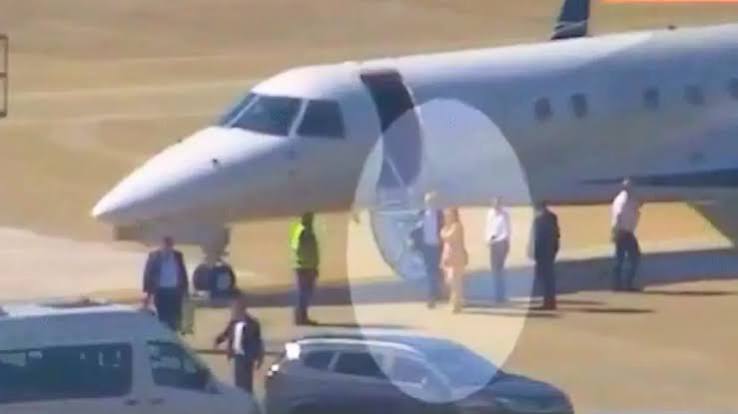 Alexandre de Moraes e Viviane Barci desembarcam de aeronave ligada a Daniel Vorcaro