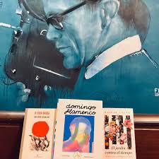 Ya está aquí la lista, madrugando. Tenemos los tres libros del año, tenemos  los ciento y pico que más nos han gustado a los libreros. Diez lista como  estas ya, se nota