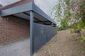 Carport Adosse En Aluminium Bandeau En Tole Pleine Et Lisse Avec Brise Vue En Lames Horizontales Ajourees Carport Adosse Design Garage Abri De Jardin