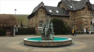 52 personen sind bisher an den folgen einer infektion mit dem coronavirus gestorben. Winzerbrunnen Auf Dem Landrat Joachim Weiler Platz Ahrweiler Rheinland Pfalz Germany Fountains On Waymarking Com