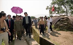 Năm 1945, ông tham gia phong trào việt minh tại địa phương và gia nhập đảng cộng sản đông dương ngày 19 tháng 6 năm 1949. Hq2kjen7fhtxbm